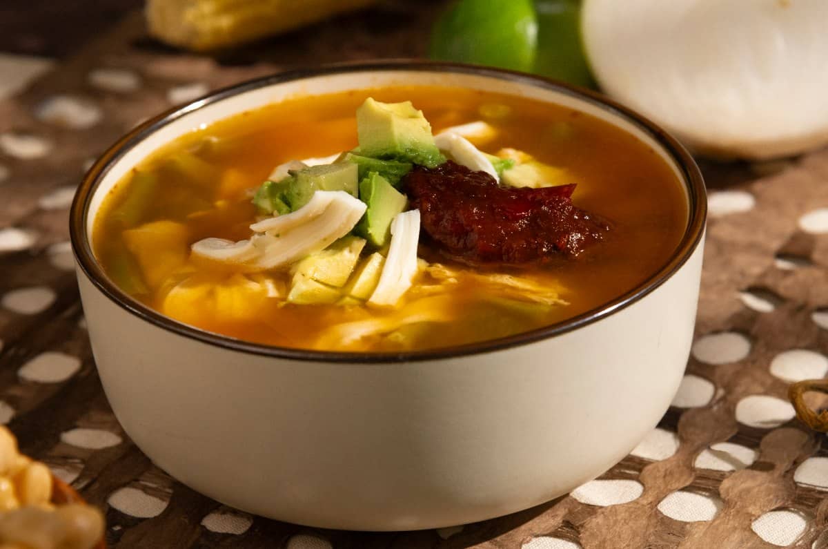 plato de caldo tlalpeño con aguacate