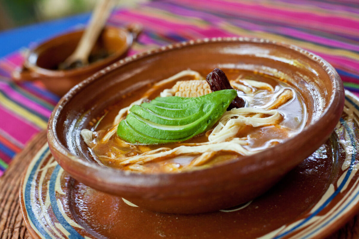 caldo tlalpeño en plato de barro