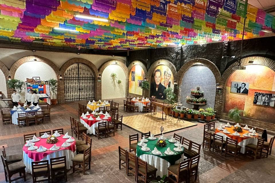 restaurante mexicano con papel picado y manteles de colores
