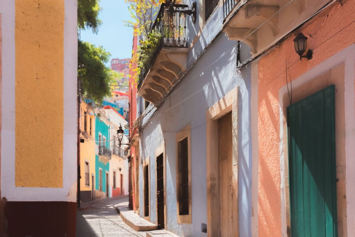 callejón con casas coloridas en méxico
