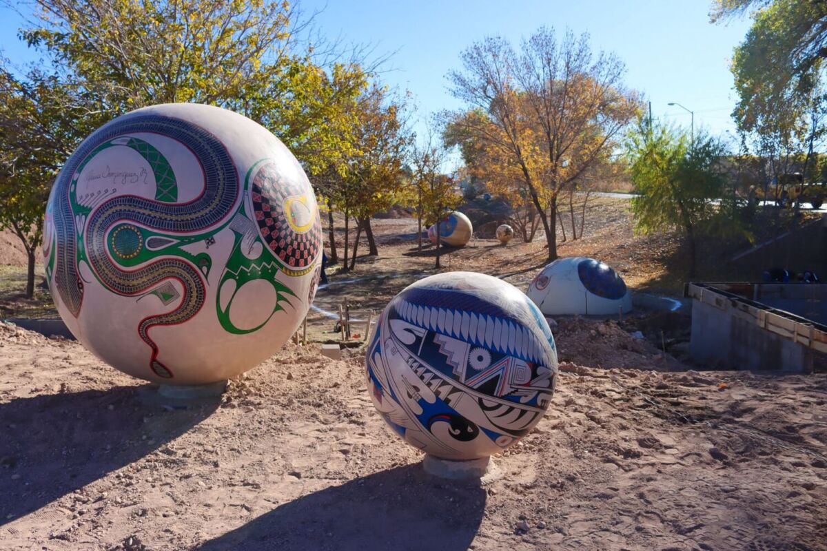 Exhibición de esferas monumentales de Mata Ortíz, Chihuahua