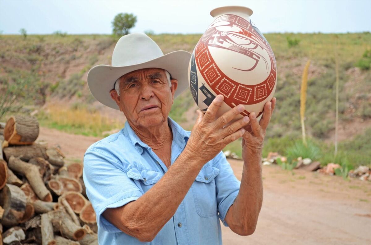 El artesano Juan Quezada mostrando una vasija de Mata Ortíz 
