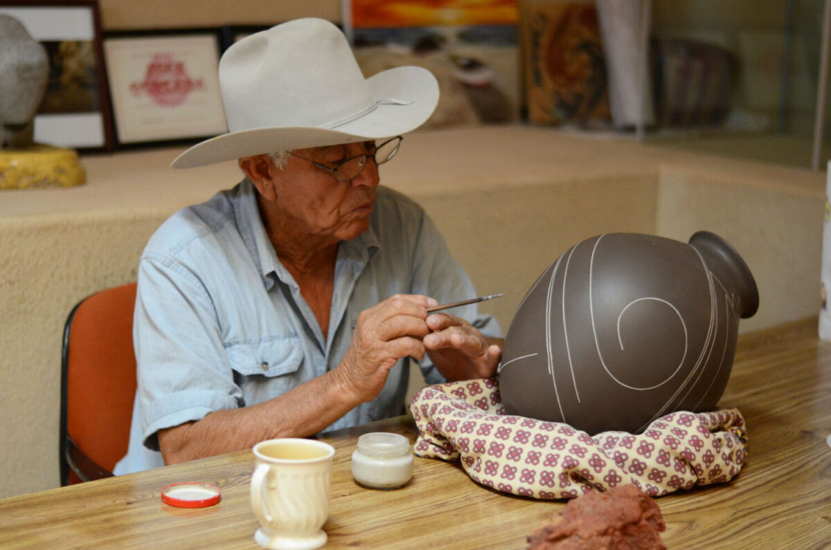 El pequeño pueblo del norte de México famoso por pintar cerámica con pinceles de cabello humano
