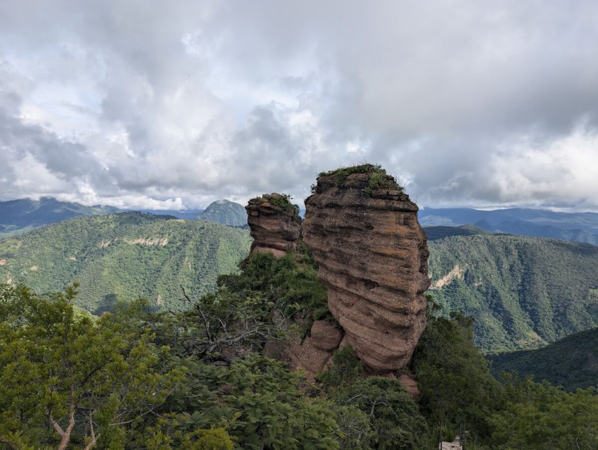 Dicen que para llegar a la cima del Cerro de la Coyota, en Michoacán hay que subir 310 escalones: ¿lo harías? Dicen que para llegar a la cima del Cerro de la Coyota, en Michoacán hay que subir 310 escalones: ¿lo harías?