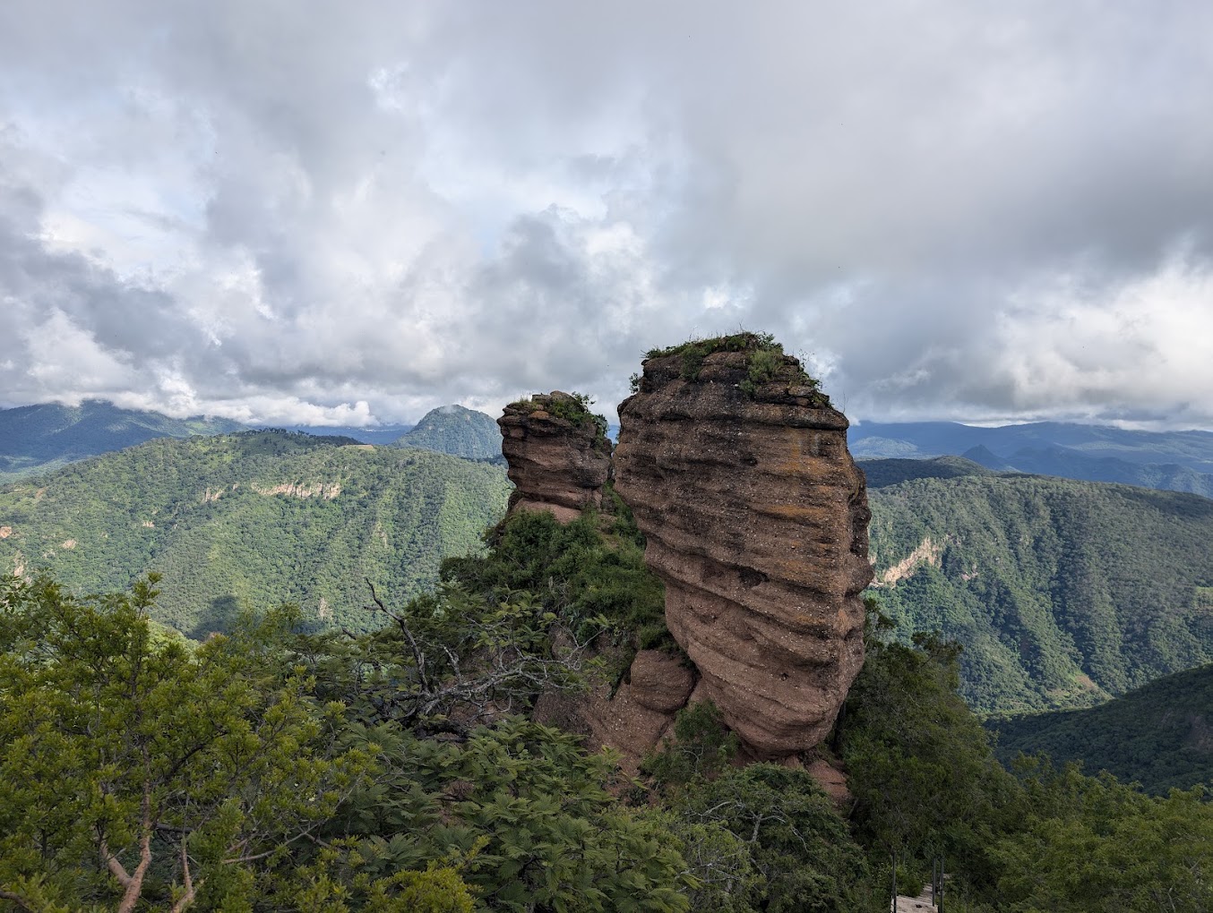 Dicen que para llegar a la cima del Cerro de la Coyota, en Michoacán hay que subir 310 escalones: ¿lo harías? Dicen que para llegar a la cima del Cerro de la Coyota, en Michoacán hay que subir 310 escalones: ¿lo harías?