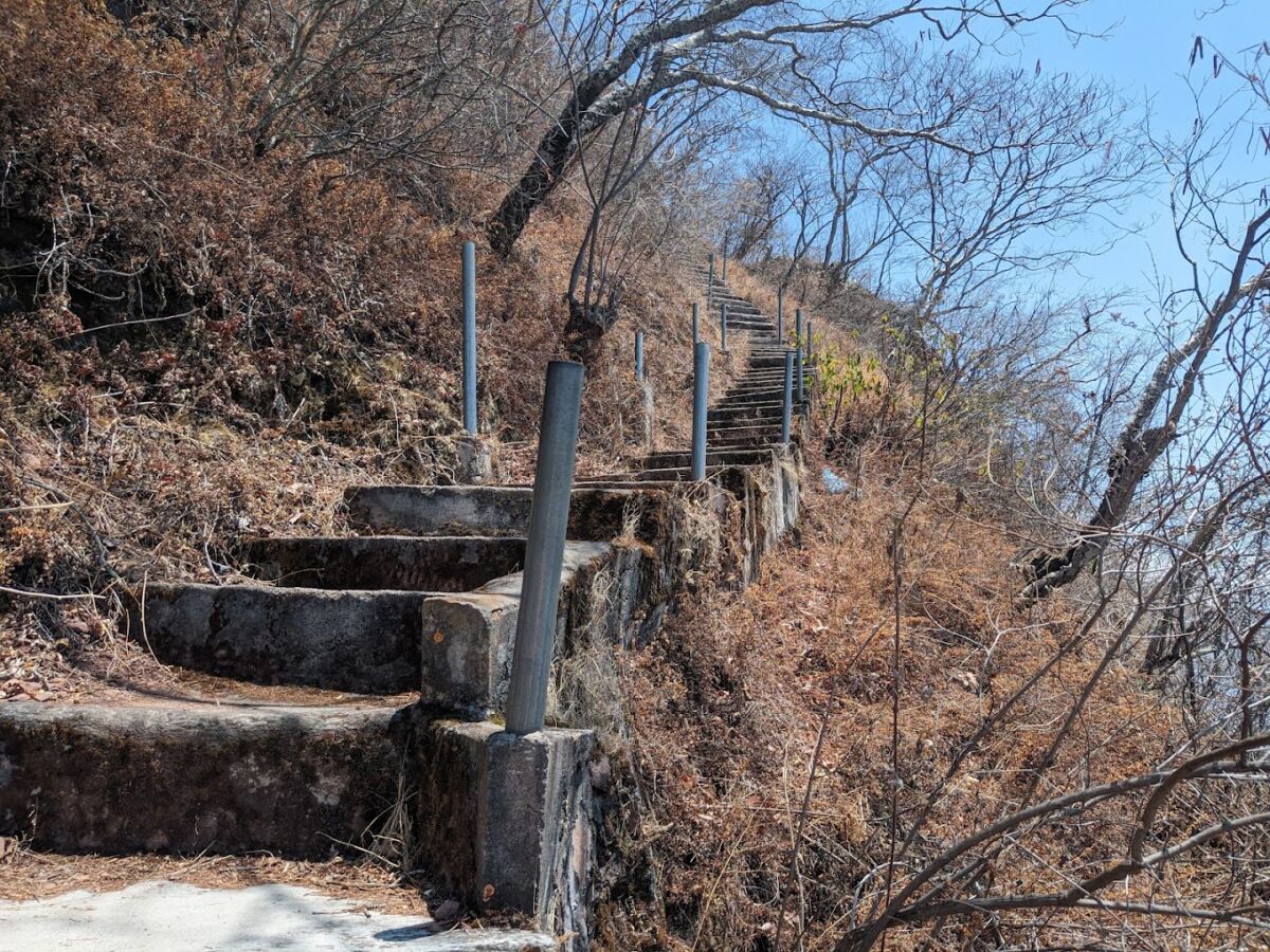 escaleras en un sendero