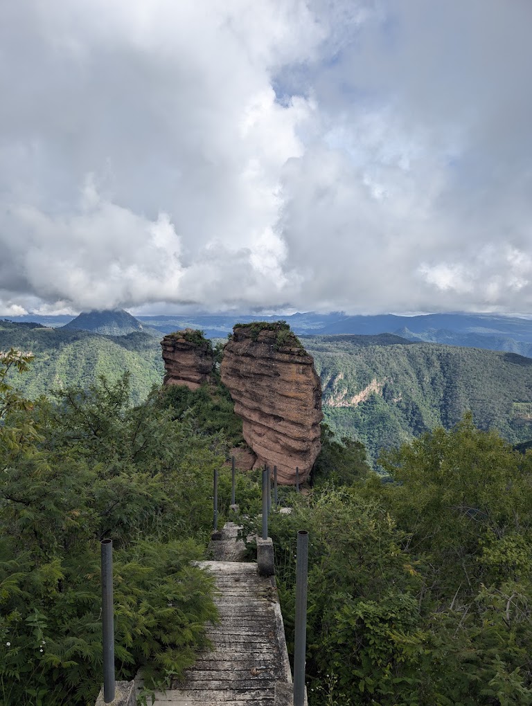 peñasco en medio de la naturaleza