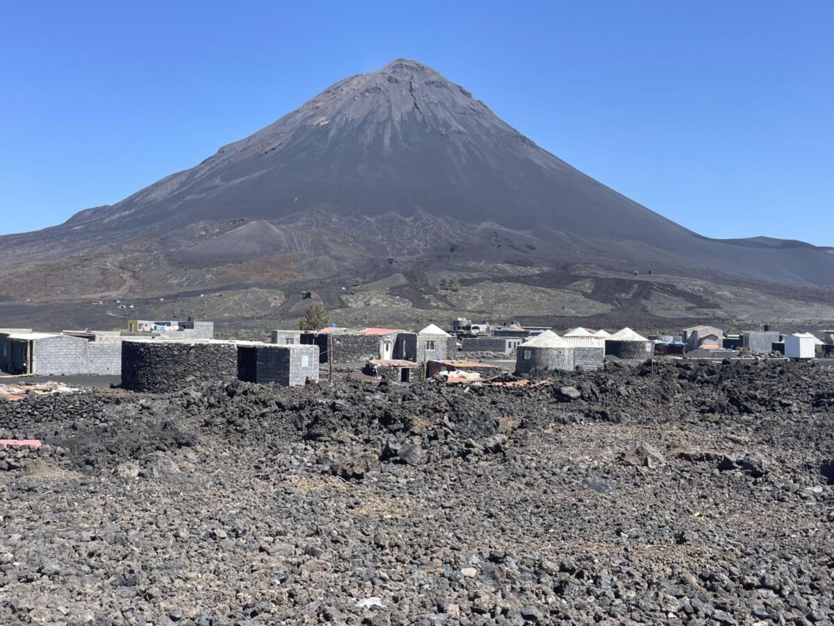 El pueblo junto a un volcán activo donde puedes recorrer campos de lava y conocer sus viñedos