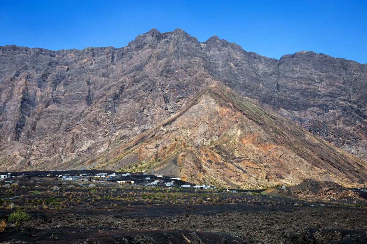 vista de un volcán activo en Cabo Verde 
