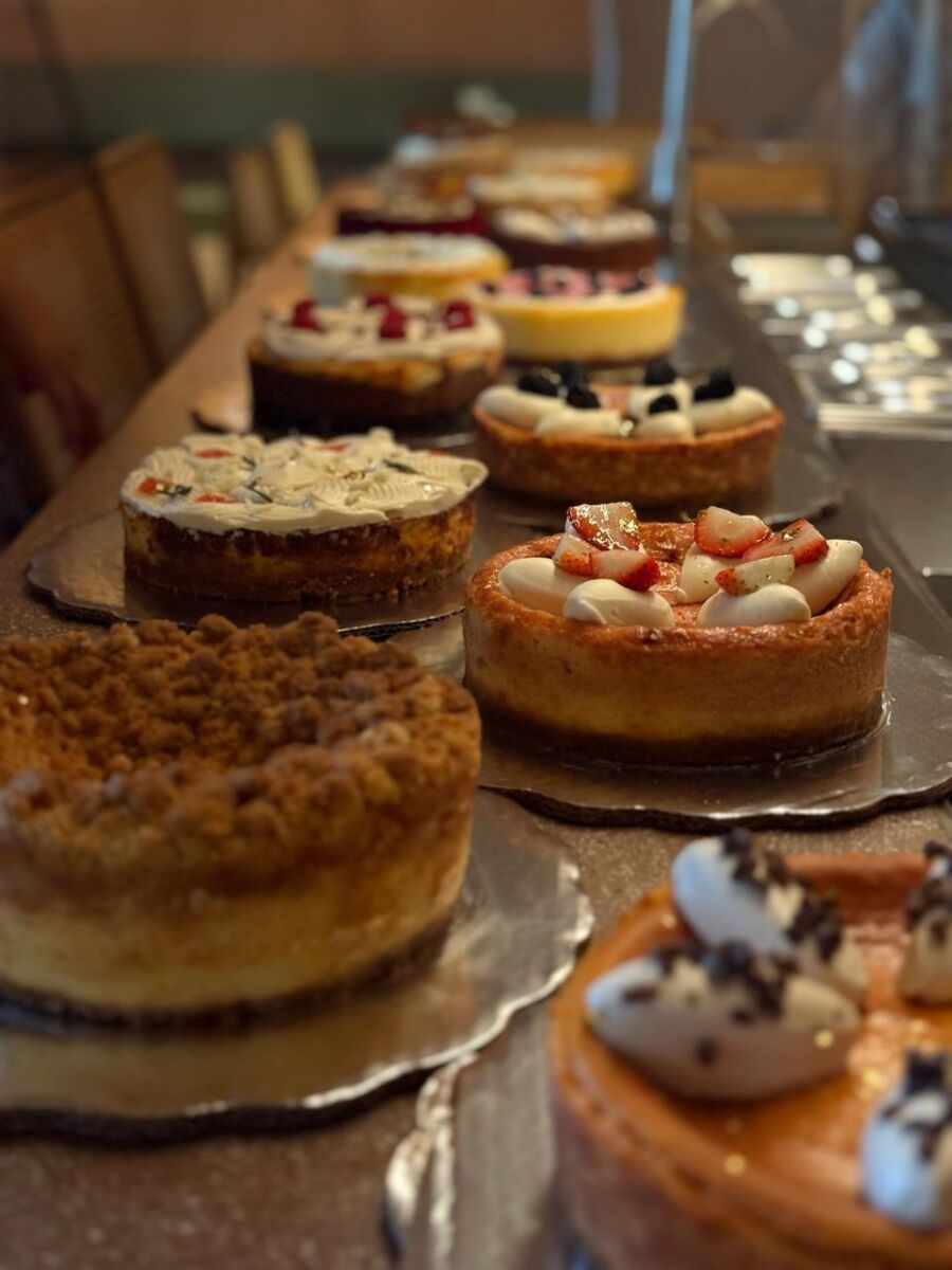 barra con cheesecakes completos de distintos sabores