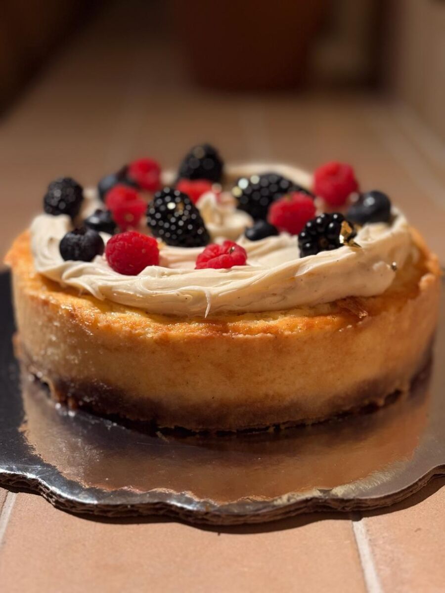 cheesecake con crema y frutos rojos
