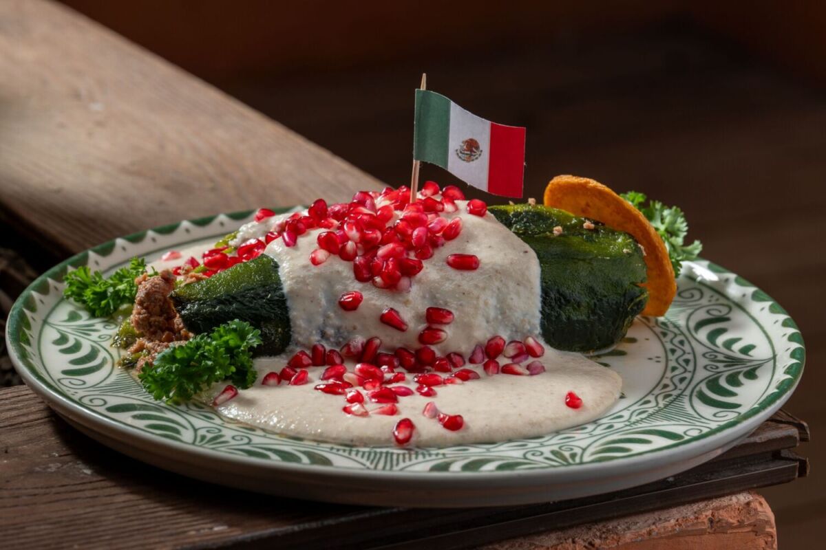 chile en noagada sobre un plato de talavera 