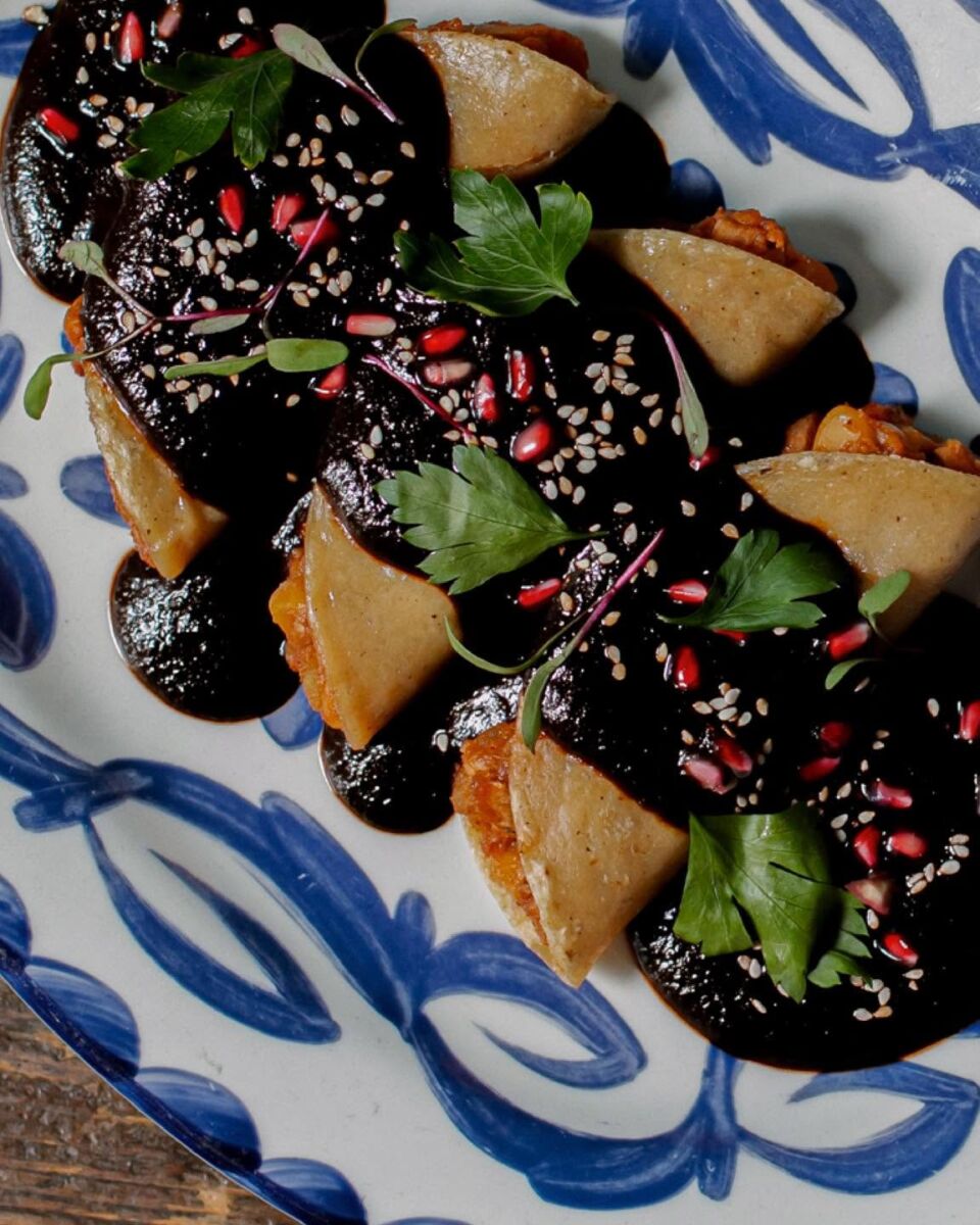 Enchiladas agustinas con relleno de chile en nogada y bañadas en mole poblano