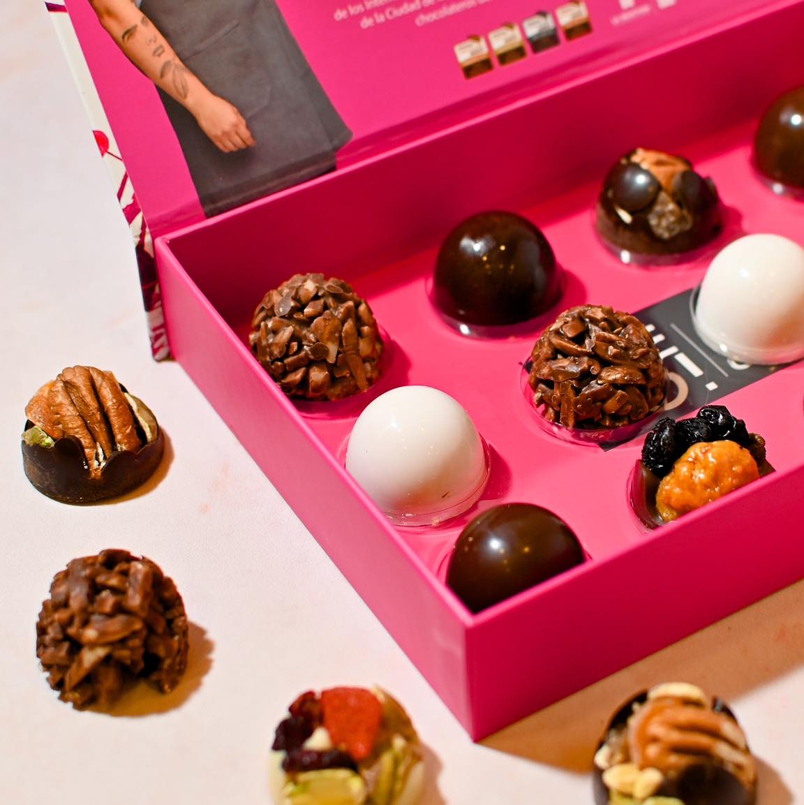 esferas de chocolates artesanales en una caja 