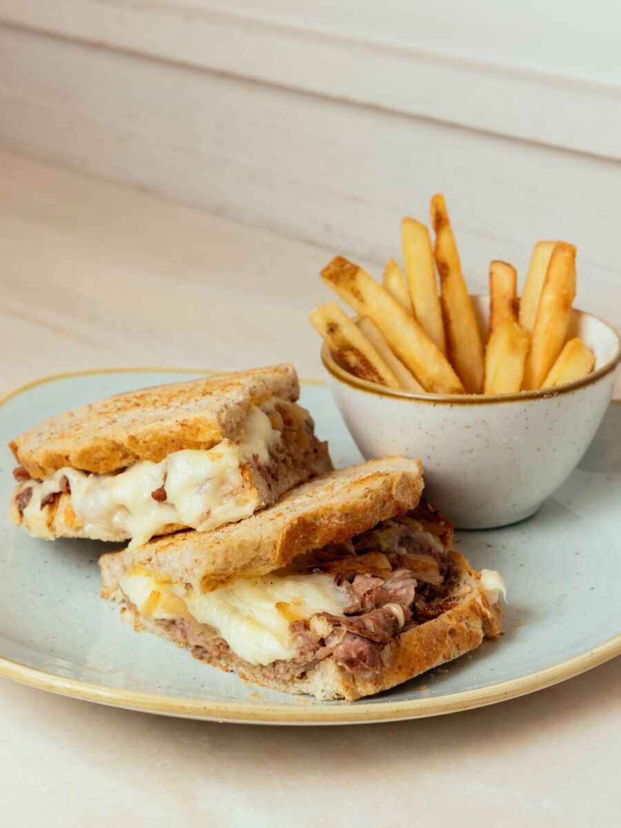 Sándwich de roast beef con papas a la francesa