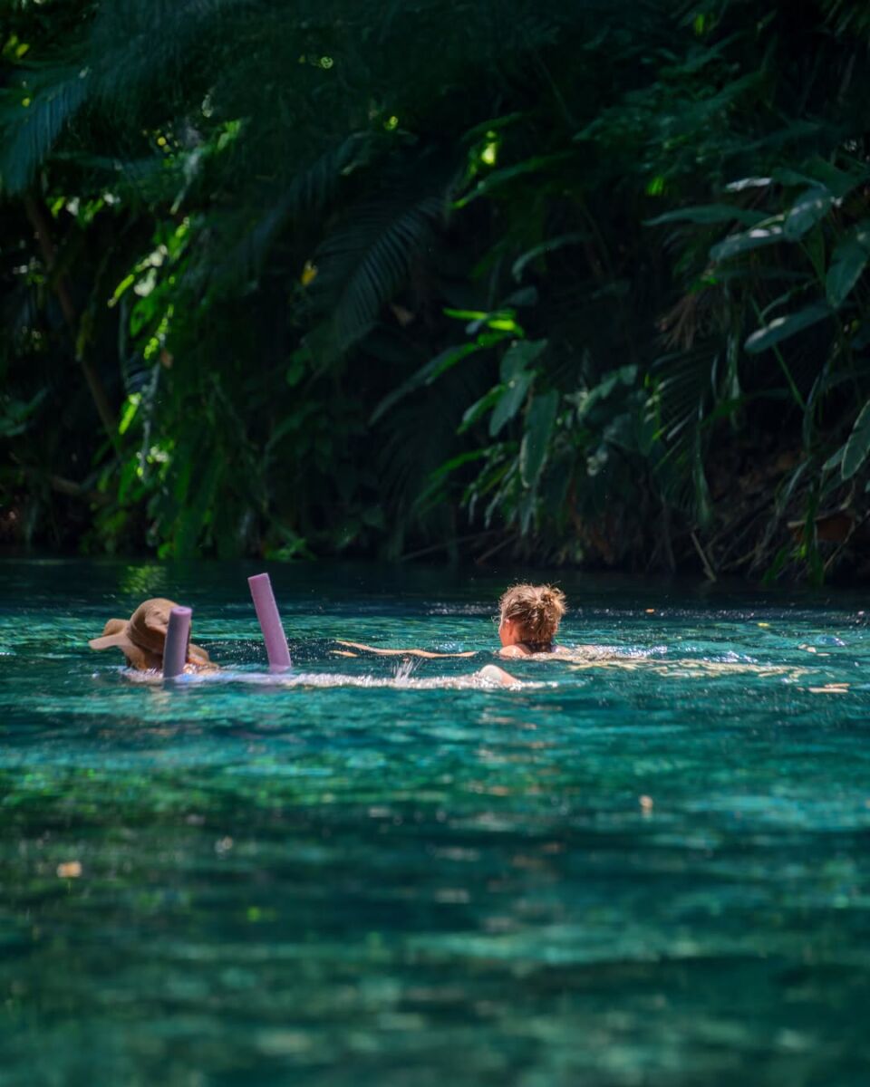 niñas nadando en un río 