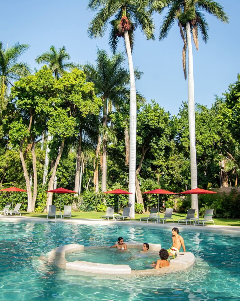 personas disfrutando de una piscina 