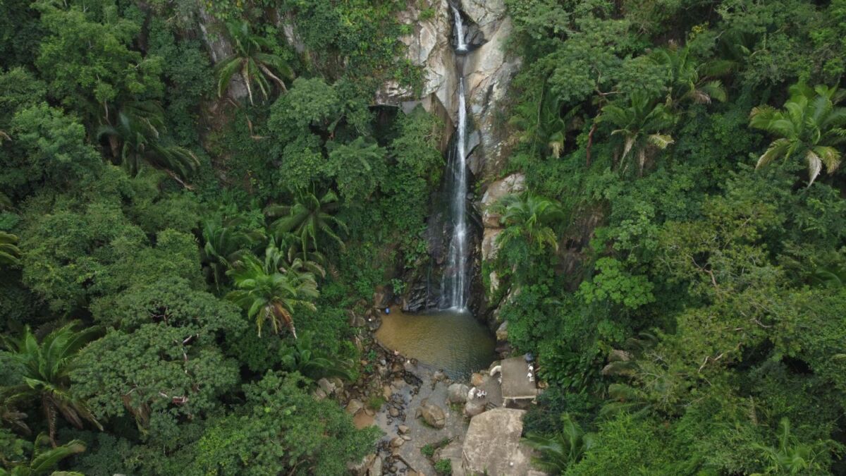 cascada cayendo desde una zona montañosa