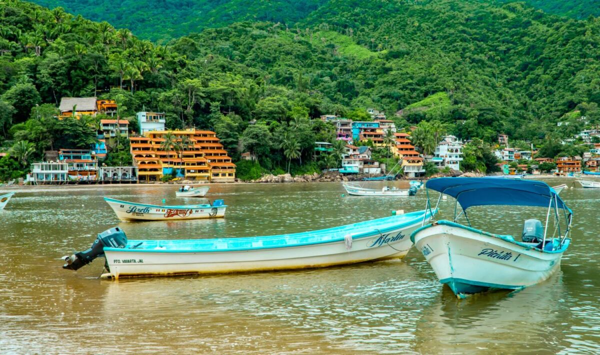 lancha sobre el mar 