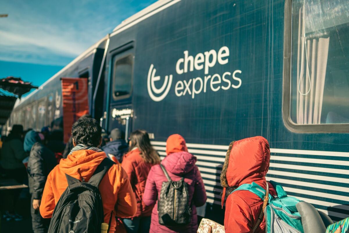 personas esperando abordar un tren 