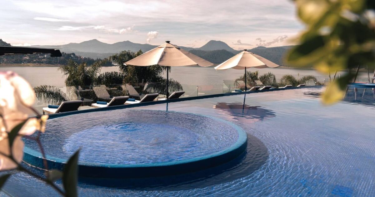 alberca con vistas al lago de valle de bravo