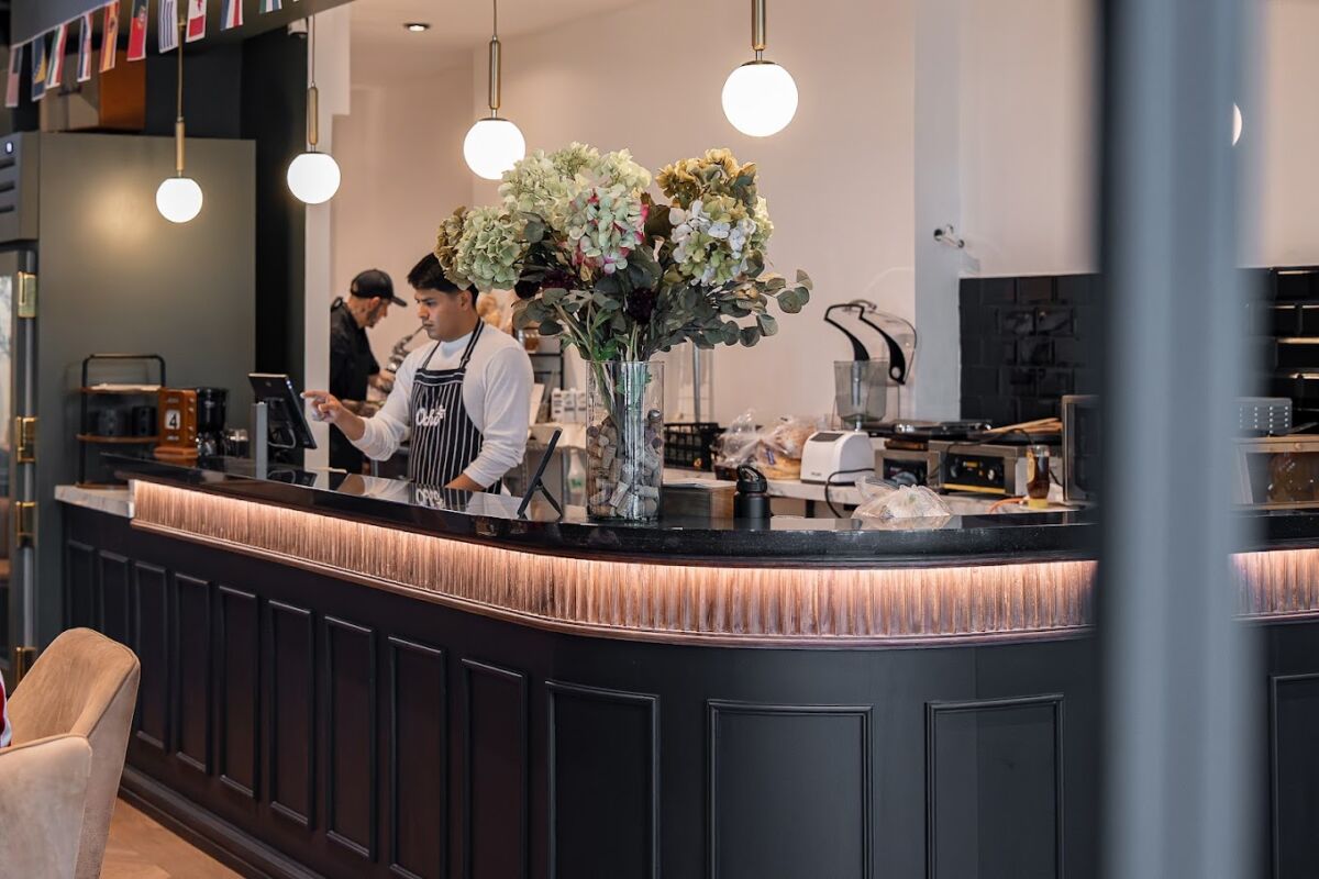 barra de café elegante y minimalista