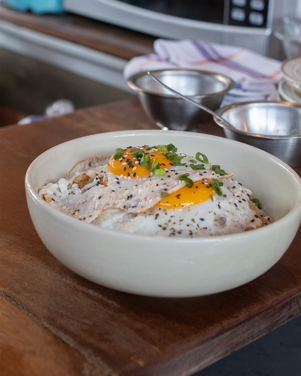 bowl de arroz con huevo frito y cebollin