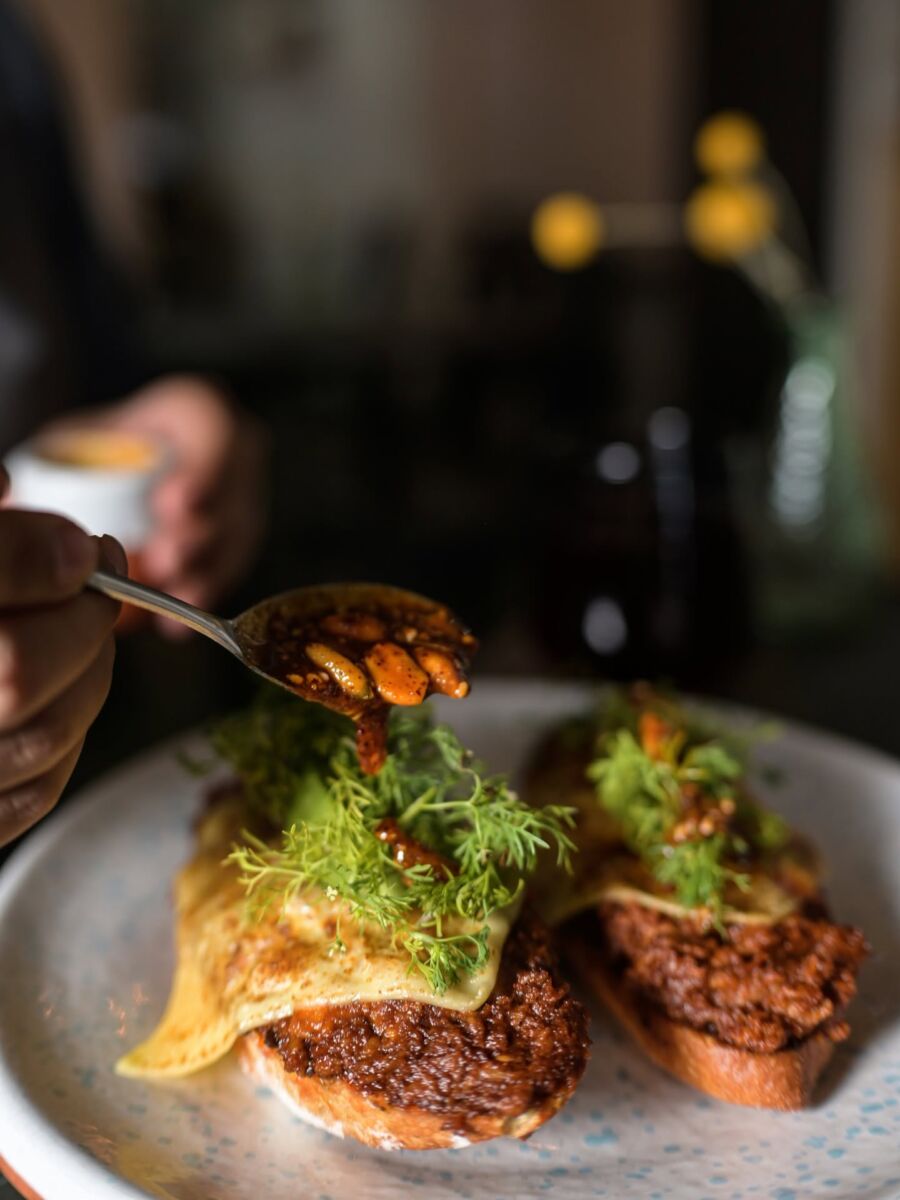 molletes con queso y salsa macha