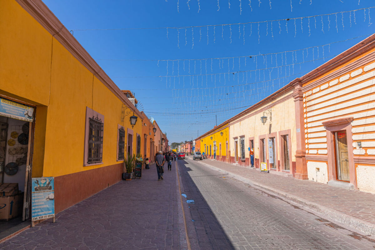 calle rodeada de casas coloniales 
