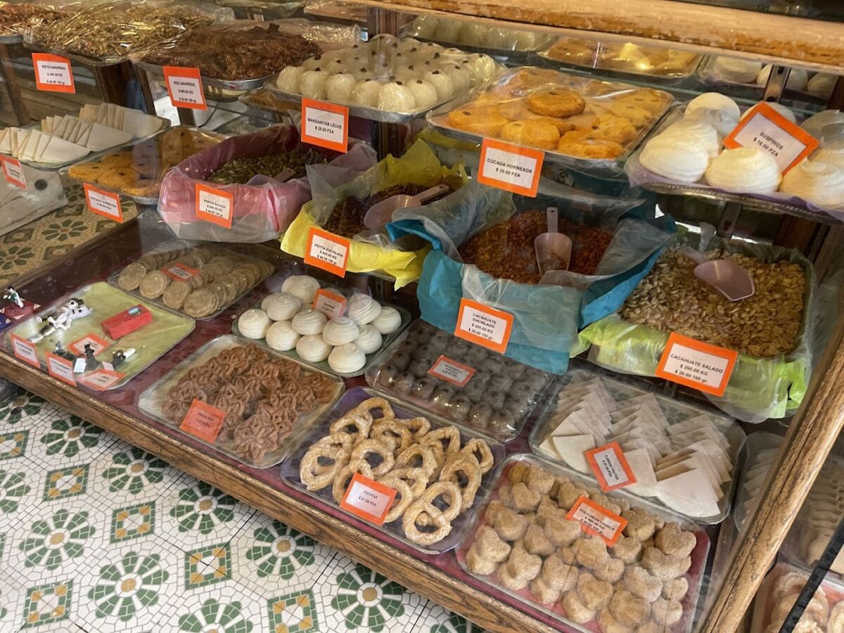 vitrina con dulces típicos mexicanos
