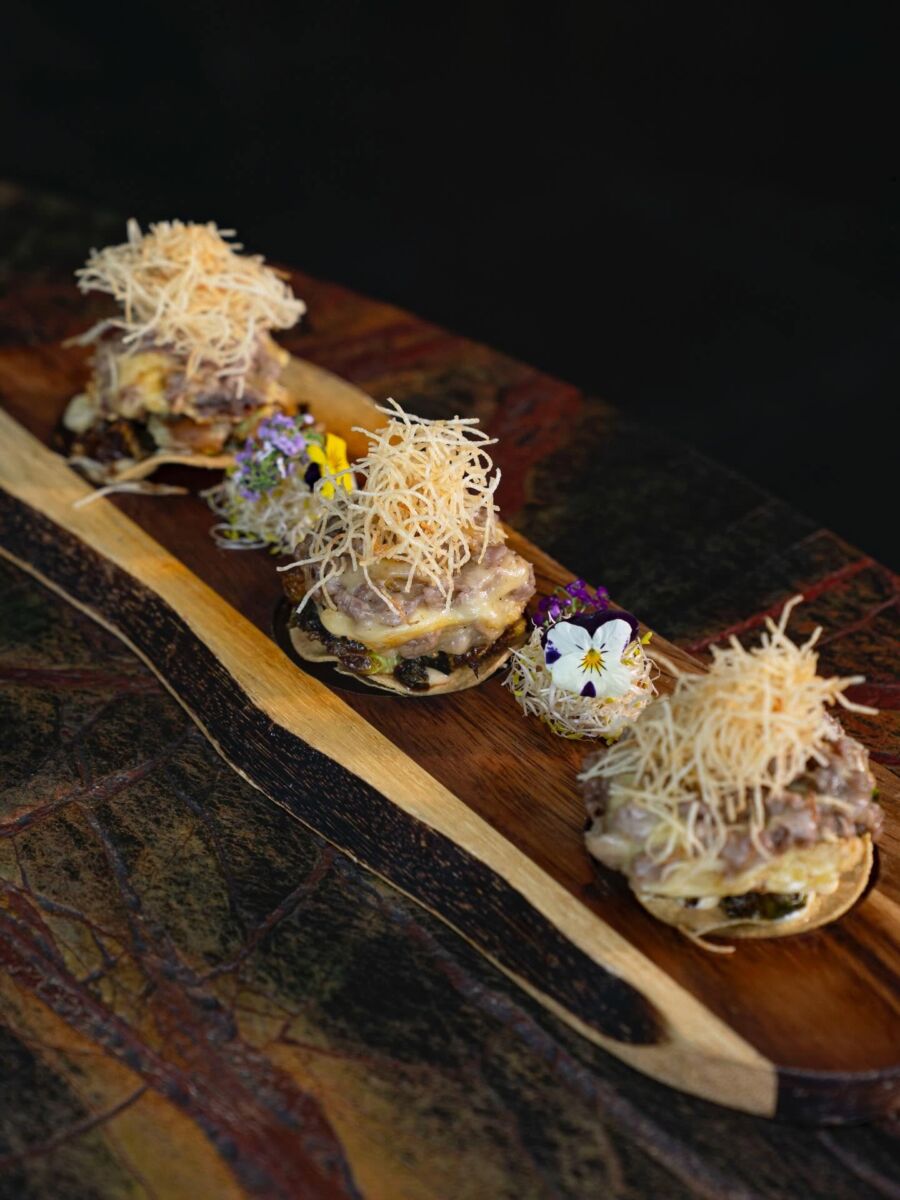 tostadas de diferentes pescados en emplatado con flores
