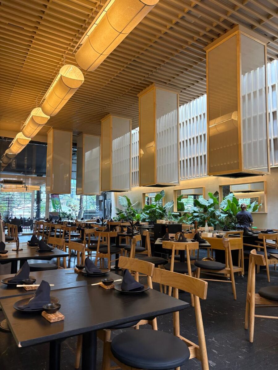 interior de restaurante japones con madera y mesas