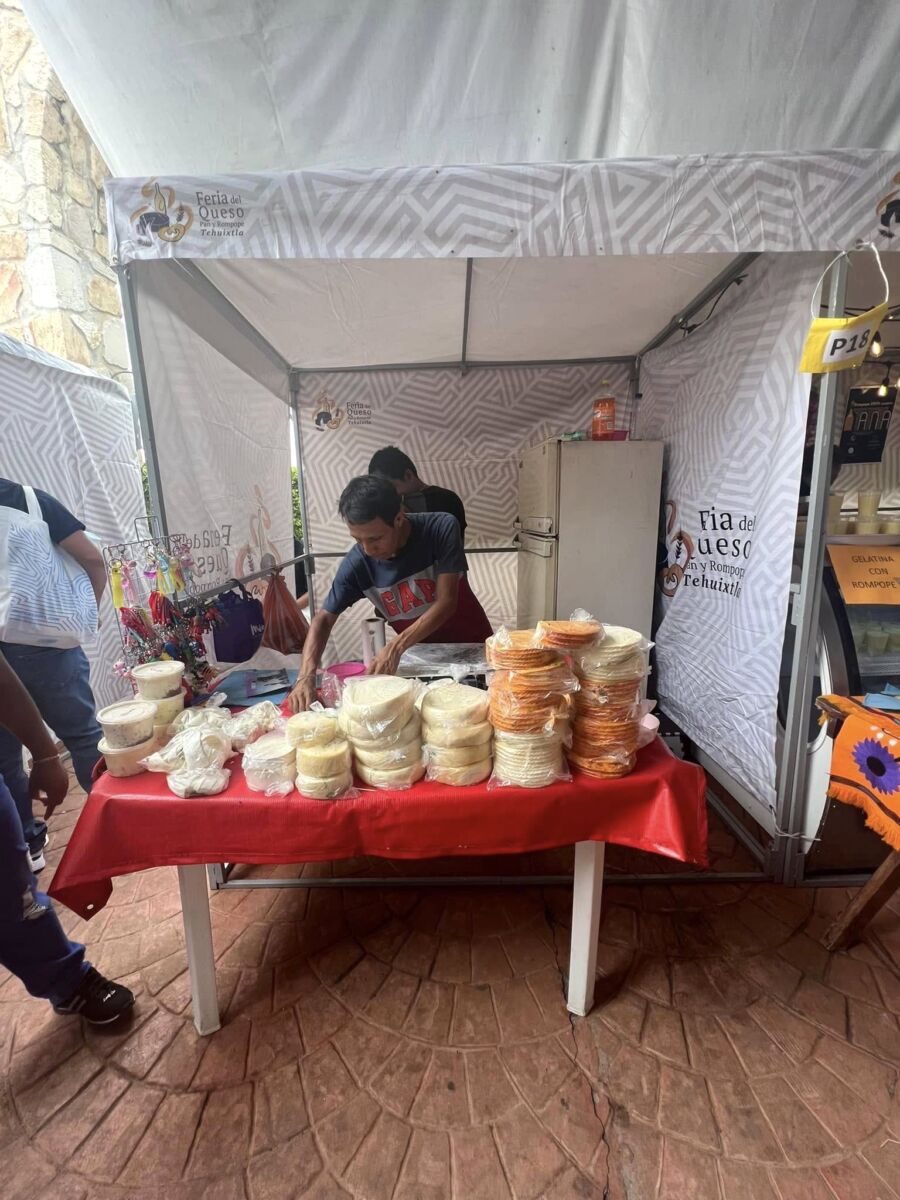 Puesto de quesos en la Feria del Queso, Pan y Rompope de Tehuixtla Morelos