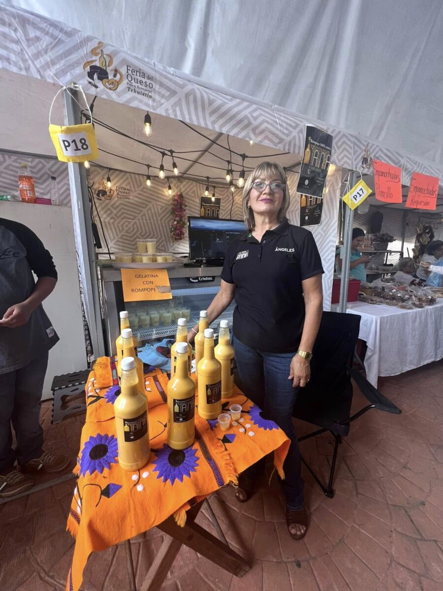 Puesto de rompope en la Feria del Queso, Pan y Rompope de Tehuixtla Morelos