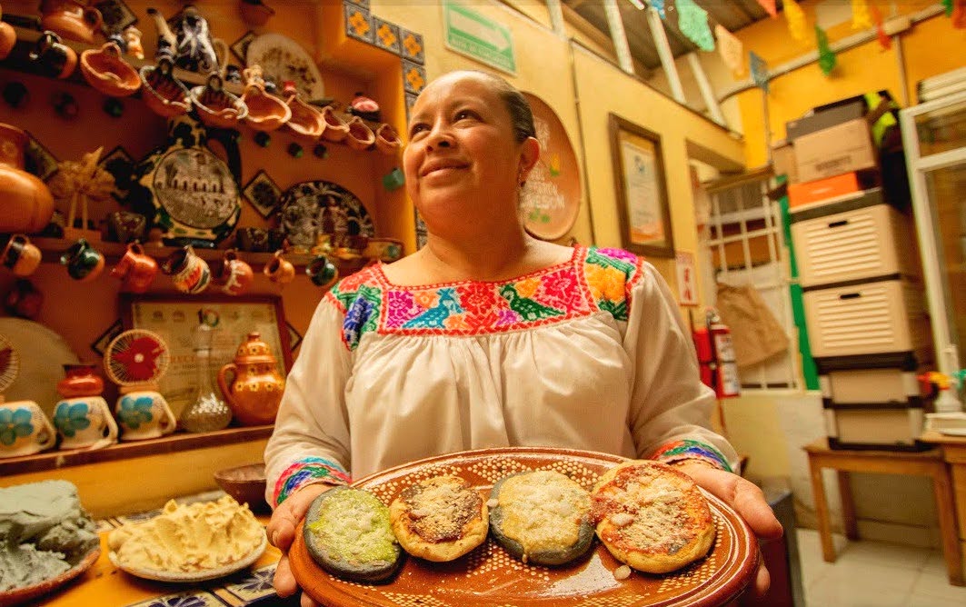 Cocinera tradicional en el Festival del Tlacoyo en Chignahuapan