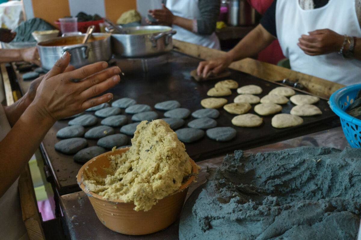 Cocineras tradicionales preparando tlacoyos en Chignahuapan