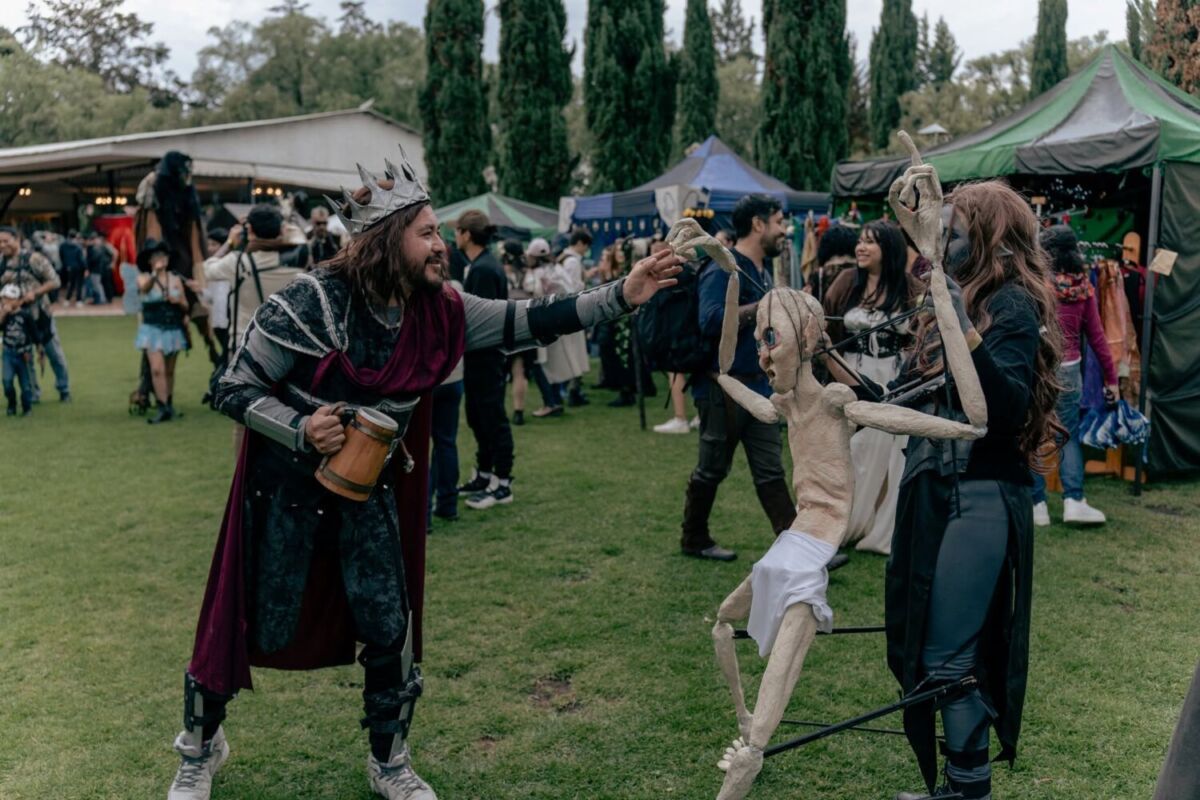 peronas disfrazadas en un evento de fantasía