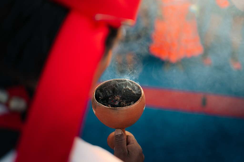 persona bendiciendo un espacio cultural para festival Omáwari