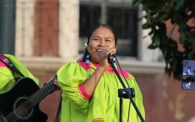 mujer cantando un acto musical en un evento en chihuahua