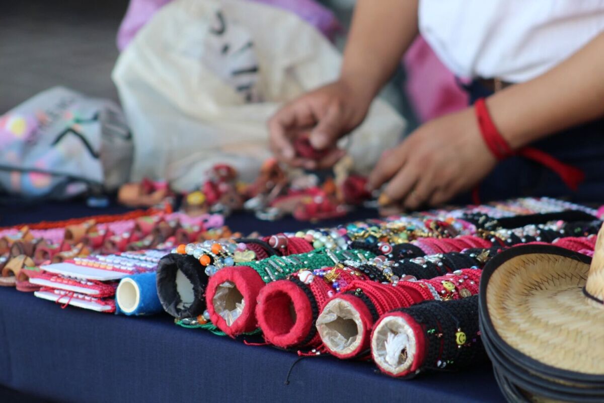 artesanías de pueblos originarios que se venden en festival omáwari