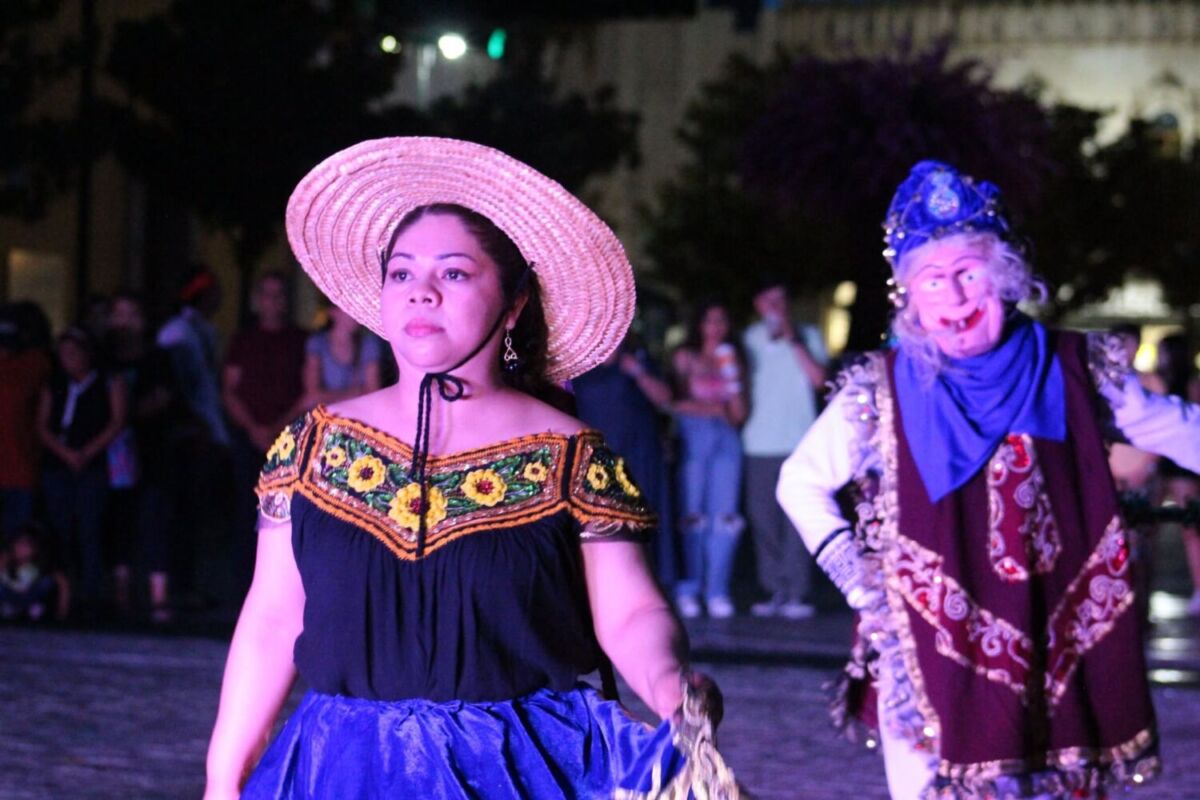 mujer con ropa típica haciendo un baile tradicional 