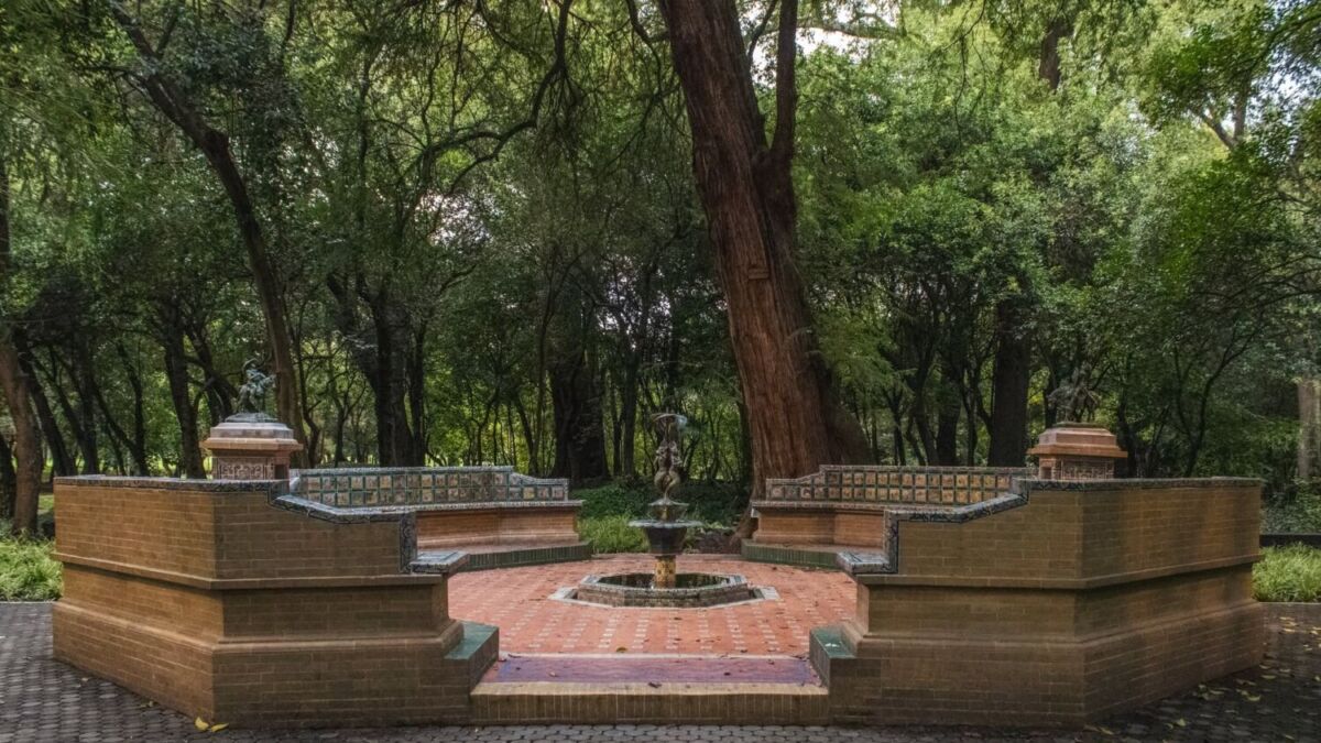La fuente secreta del Bosque de Chapultepec con bancas inspiradas en ‘Don Quijote de la Mancha’