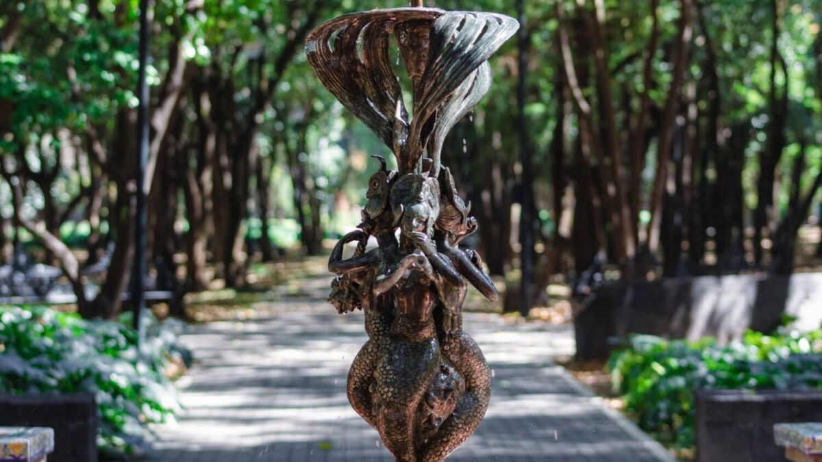 escultura de bronces en un parque público 