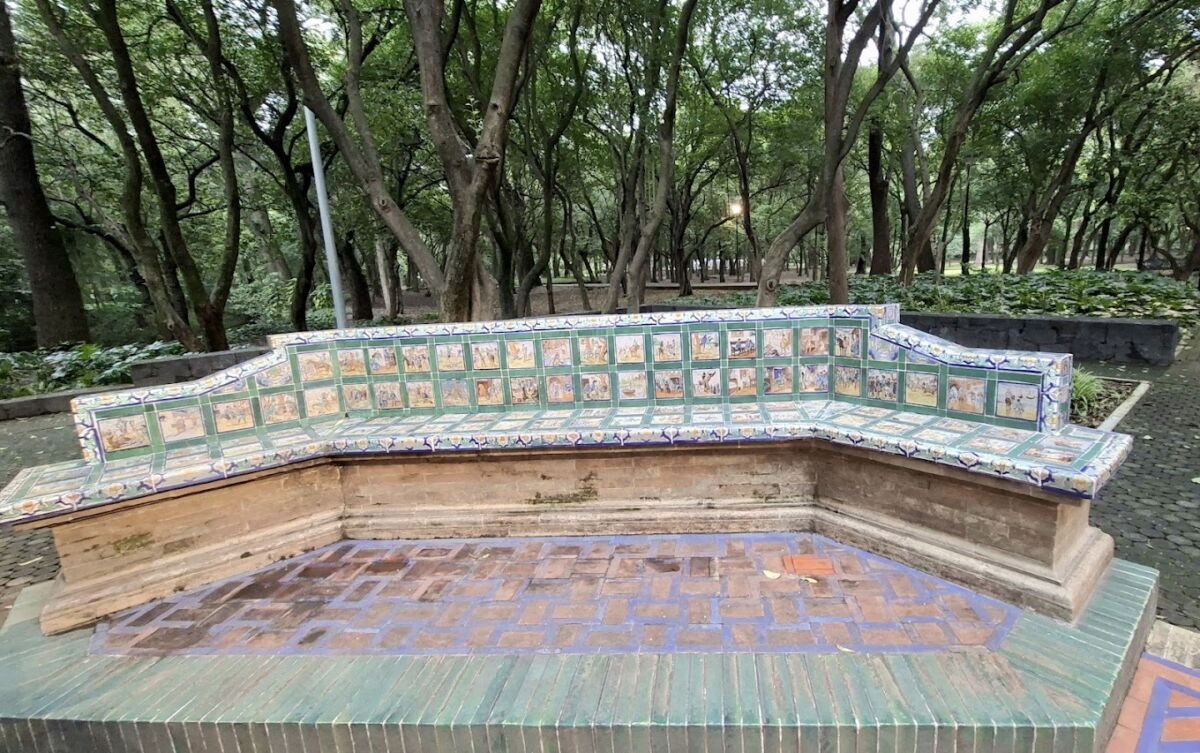 banca con mosaicos en Chapultepec 