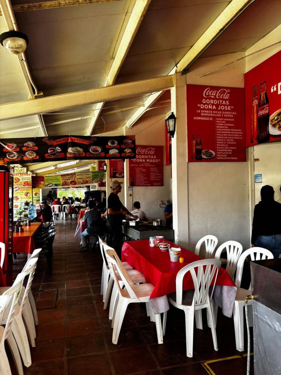 puestos de comida en el Mercado Gastronómico y Artesanal Peña de Bernal