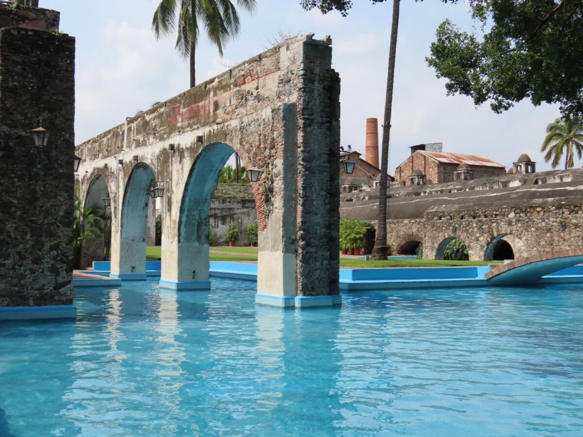 ruinas de la hacienda de temixco con alberca