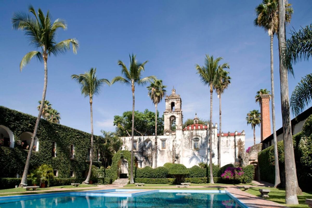 iglesia del siglo xvi de día con alberca