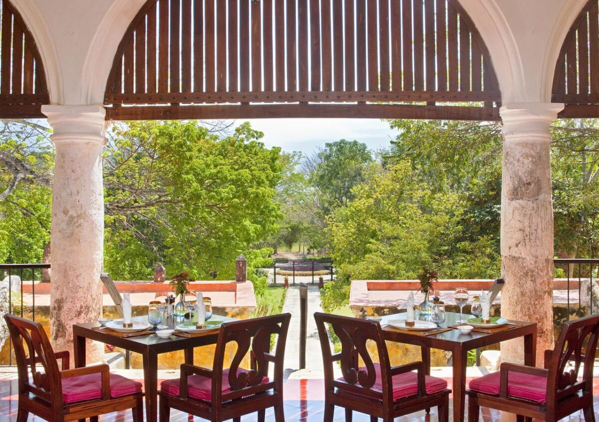 restaurante de hacienda uayamon con vista a la fuente