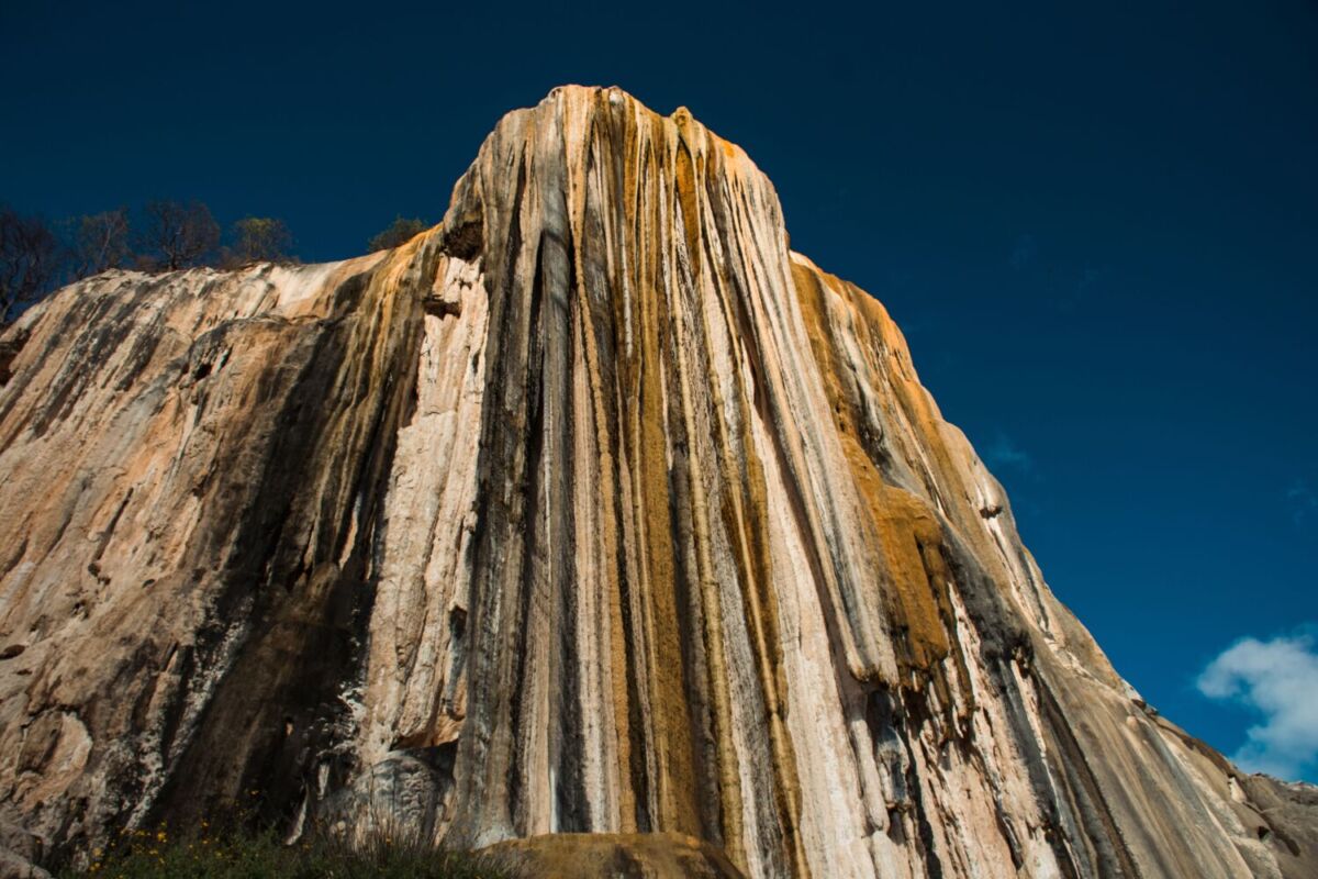 cascada petrificada con el cielo de día