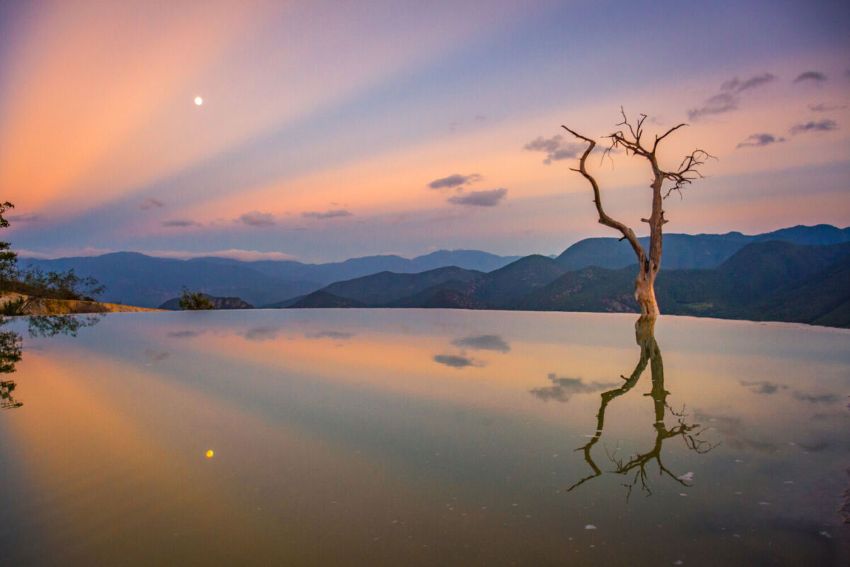 alberca natural con el aterdecer frente al valle de Oaxaca